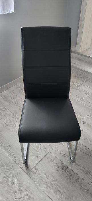 Czarne krzesła na płozach