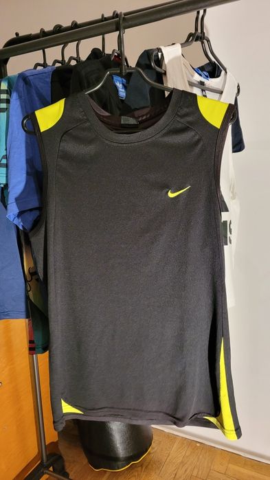 czarny podkoszulek treningowy Nike Dri-FIT z żółtymi detalami