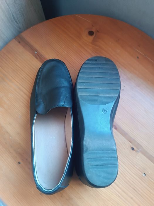 Sapatos formais com pequeno salto