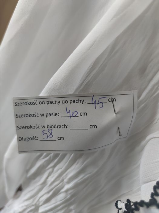 Biała bluzka z pięknym żabotem.