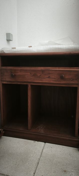 Cama, 2 mesas de cabeceira, móvel de TV e mesinha