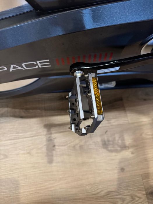 Bicicleta  semi nova com pedal adaptado
