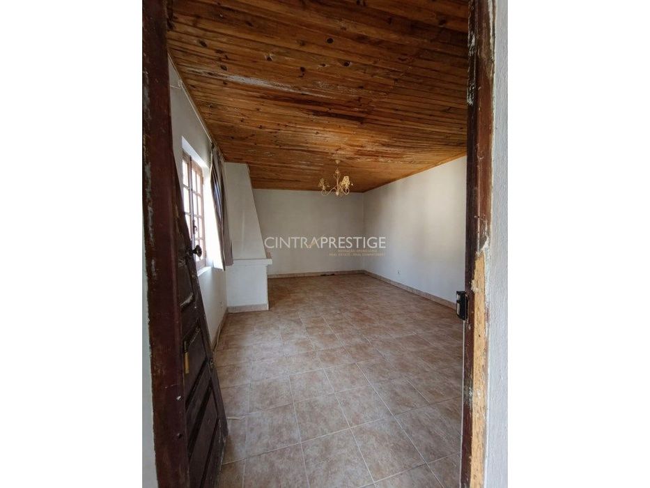 Casa implantada em terreno de 2200 m2 em pleno Pinhal de Colares