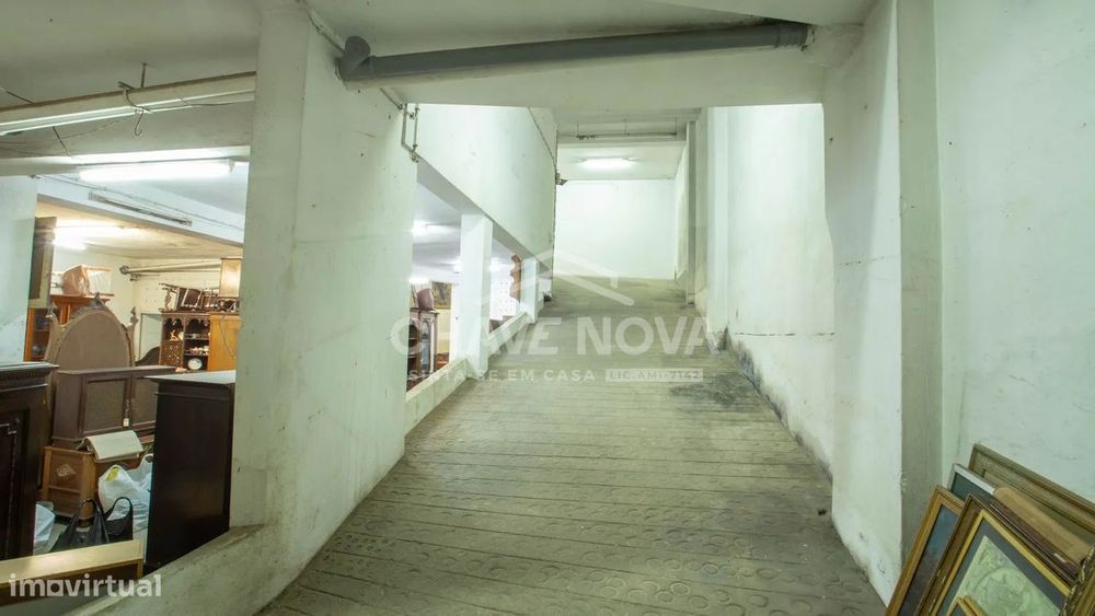Garagem / Armazém Independente com 256m² na Avenida da República