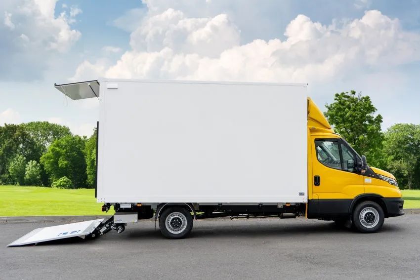 Iveco Daily  Zabudowa kontenerowa / Blyss /