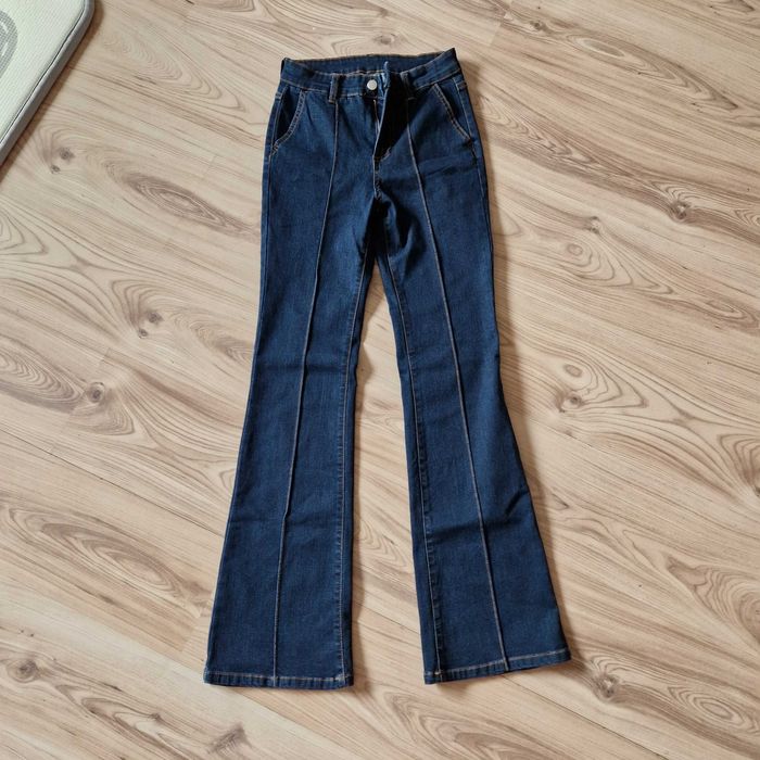 Damskie jeansy o kroju dzwonów Calzedonia