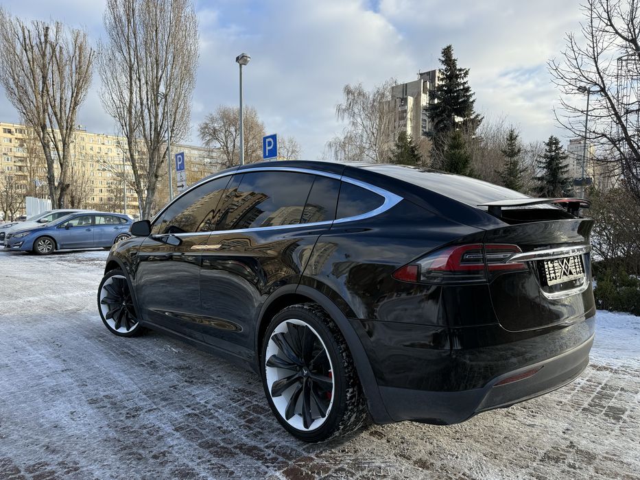 В наявності Tesla model X, Performance Ludicrous Mode