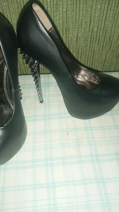 Женские модные туфли.