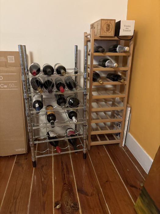 2 garrafeiras: 1 de madeira e 1 de metal