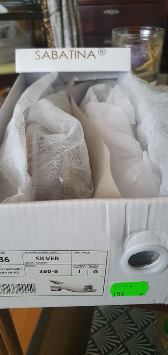 Śliczne buty silikonowe z ozdobami.