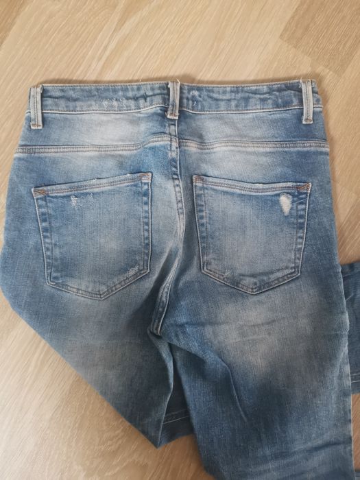 Jeansy Zara z przetarciami