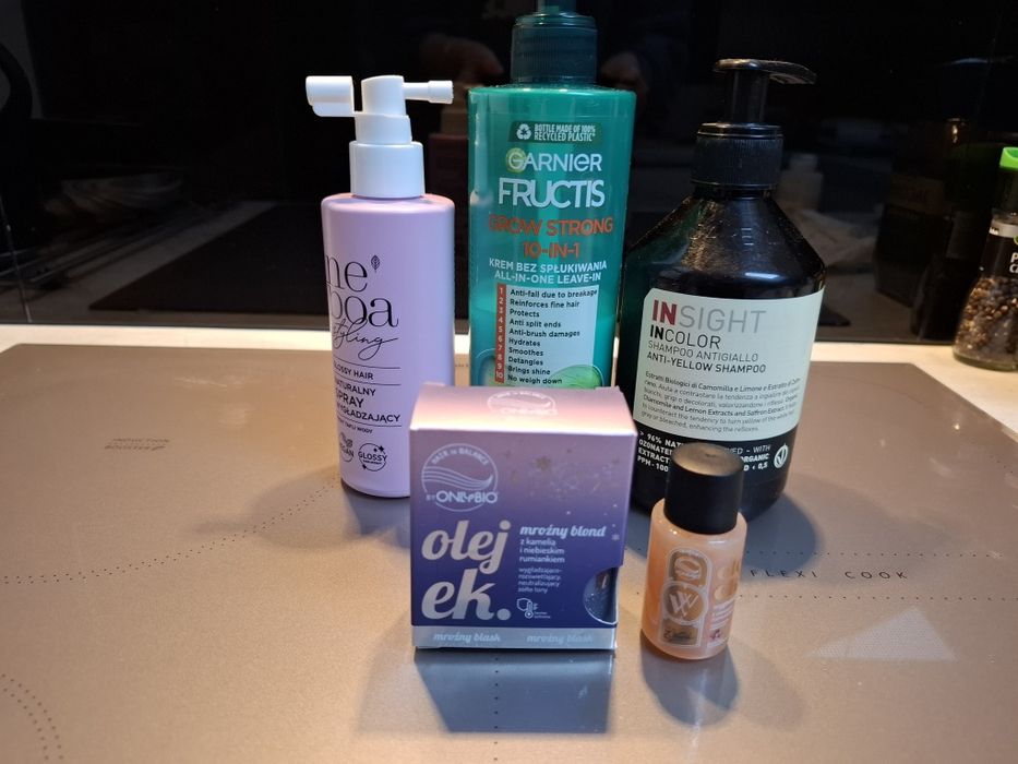 Zestaw  kosmetyków do włosów dla blondynek odżywki, olejki i inne
