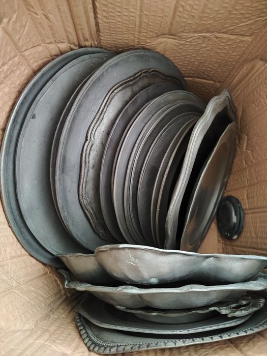 Conjunto de pratos em estanho