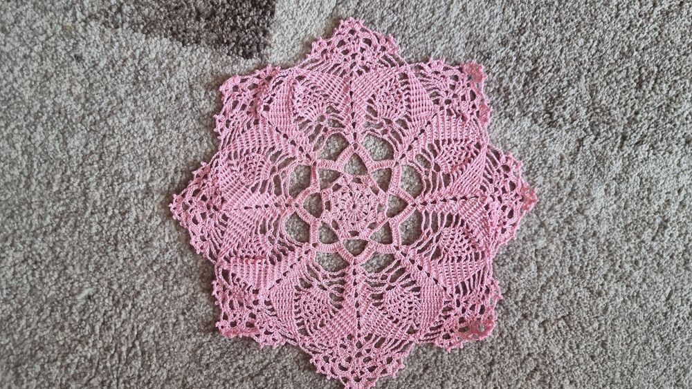 Serweta różowa robiona szydelkiem