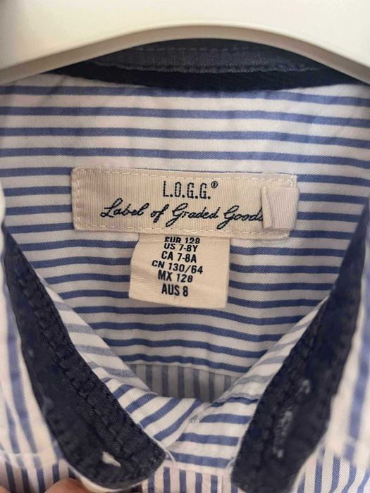 Camisa de menino ás riscas azuis marca LOGG da H&M