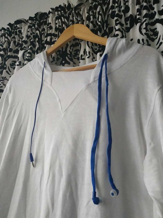 biała bluza z kapturem i słuchawkami by o la la