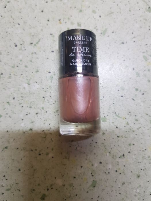 Błyszczyk , pomadka do ust , maska do ust marki Alterra LipMask+lakier