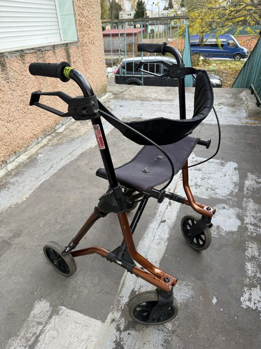 Ролатор ходунки з сидінням є з кошиком,є багато в наявності !