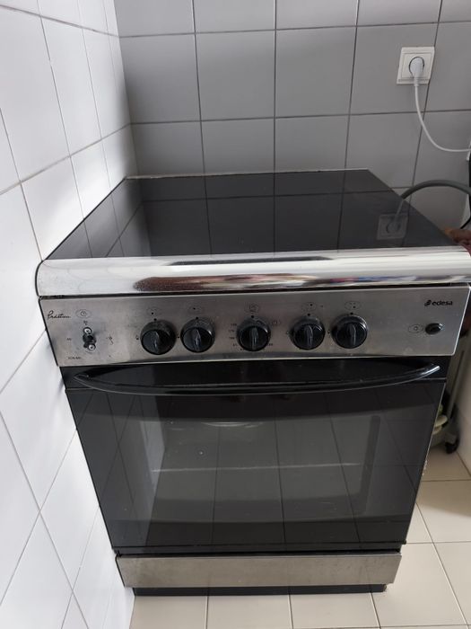 Fogão e forno a gás natural, a funcionar perfeitamente