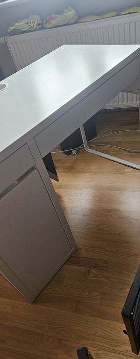 Białe biurko z półkami IKEA użuwane