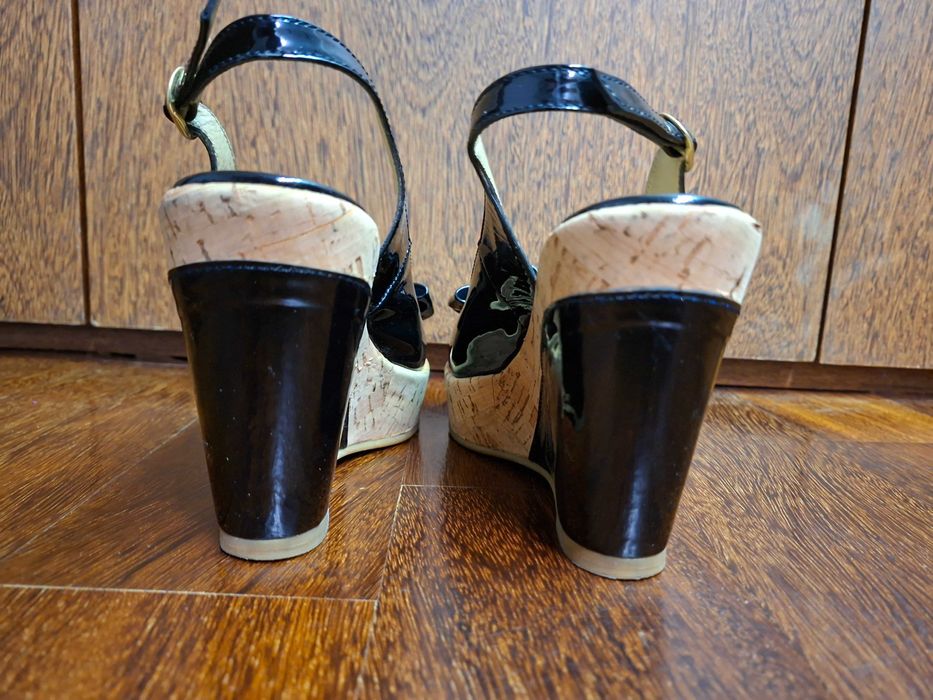 Sandálias pretas de verniz com cunha e cortiça