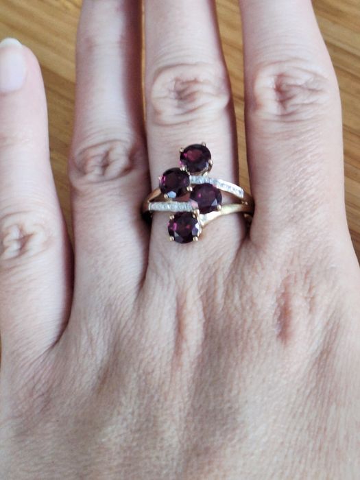 Śliczny złoty pierścionek z granatami i diamentami certyfikat