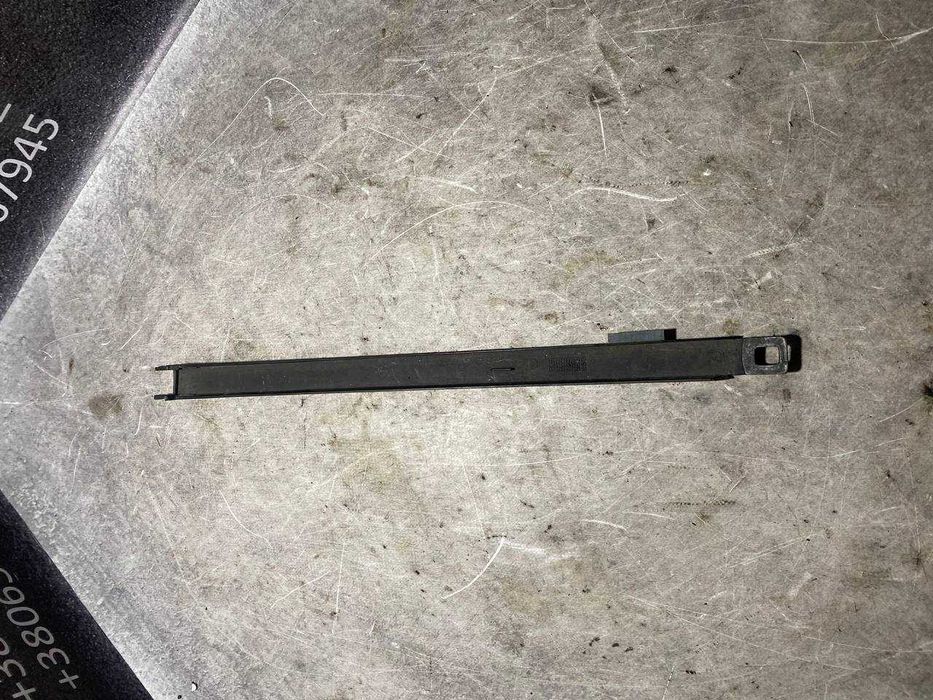 Накладка молдинг вія під передню праву фару Mercedes W201 A2018890263