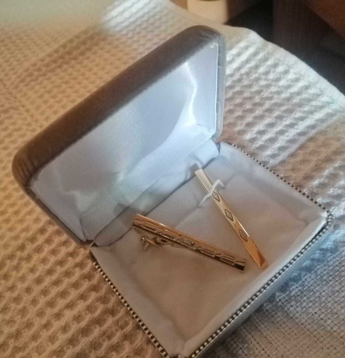 2 antigos alfinetes de gravata em prata dourada de colecção