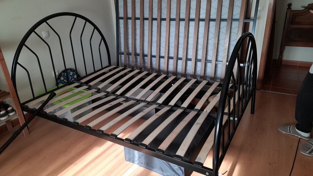 Cama de ferro preta