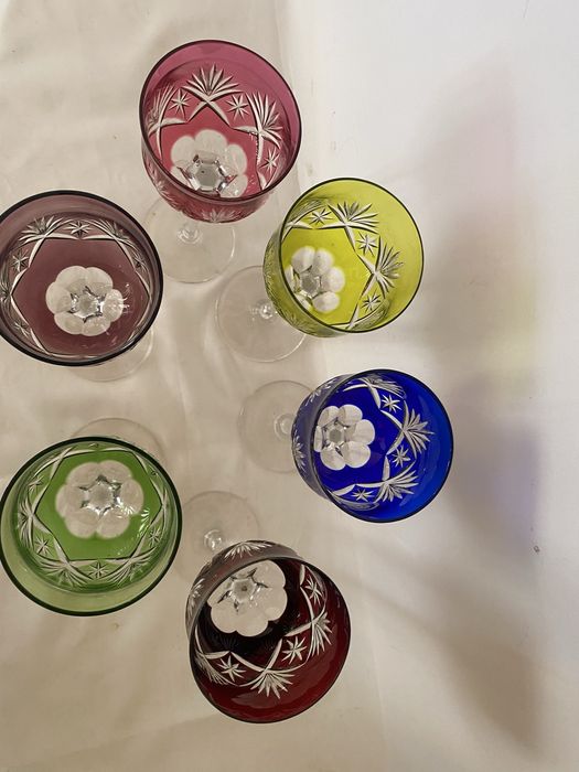 Copos em cristal de cores diversas