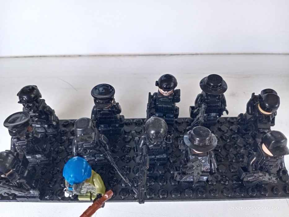 Lego набор минифигурок Спецназ (SWAT / Military) — 12 бойцов + Арсенал оружия