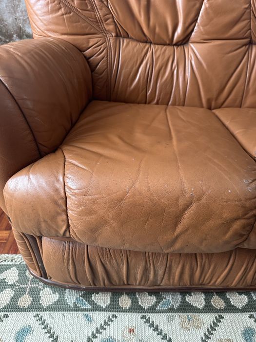 Sofa em pele castanho