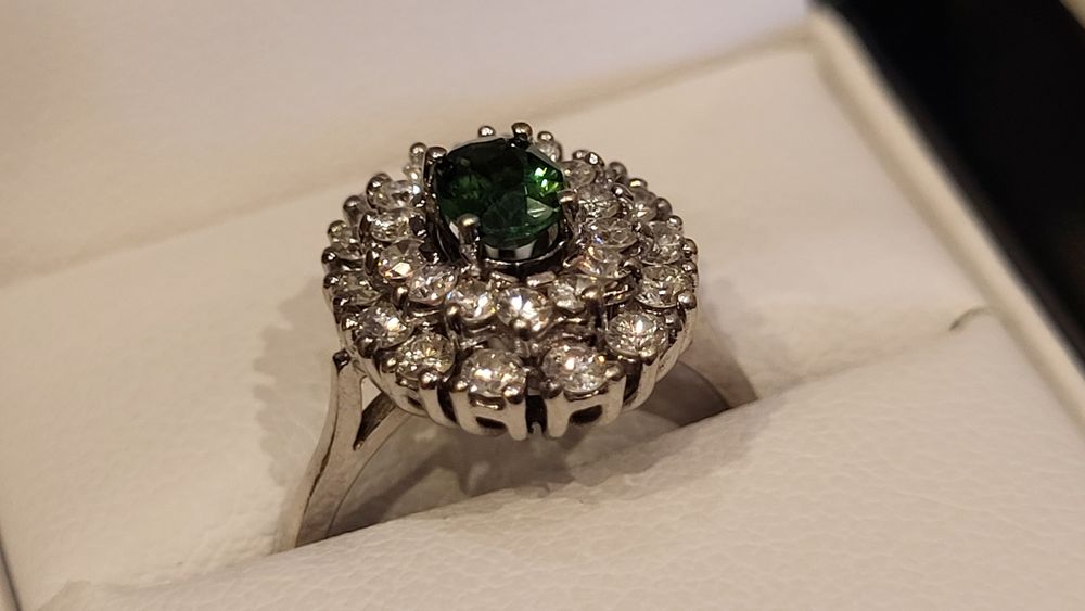 Zloty pierscionek z diamentami.