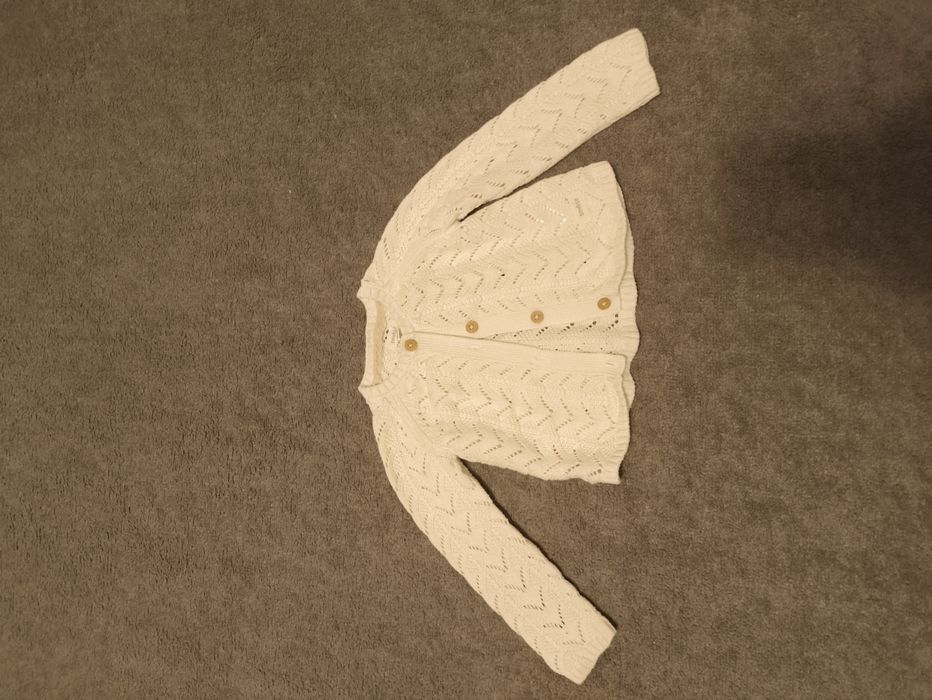 Biały sweterek newbie