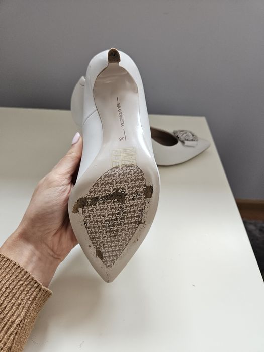 Ślubne czółenka perłowe z klamrą