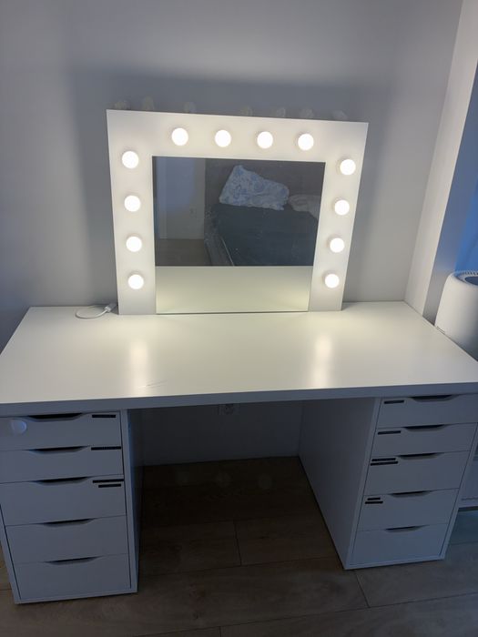 Toaletka z lustrem hollywood i szufladami