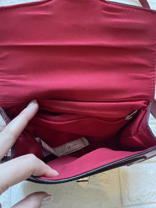 Стильна червона сумка крос- боді з шипами  еко шкіра стан новий