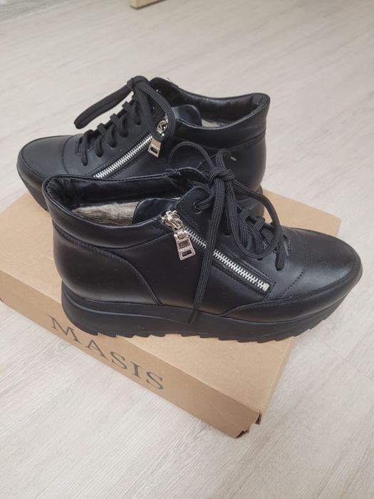 Нові зимові шкіряні кросівки Masis  40 р.