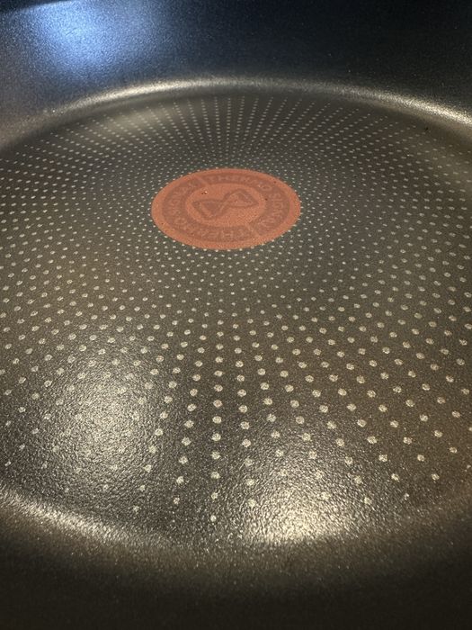 Сковорода Tefal Hard Titanium Essential 24 см