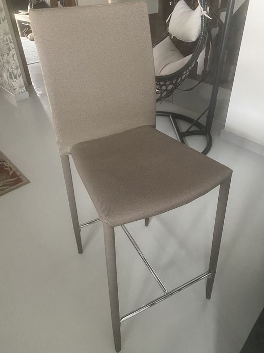 Mesa alta e 4 cadeiras