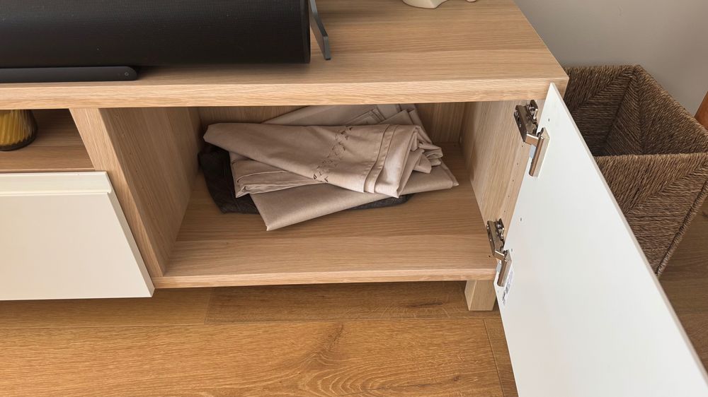 Móvel TV IKEA BESTÅ – Carvalho Claro e Branco – 180 cm