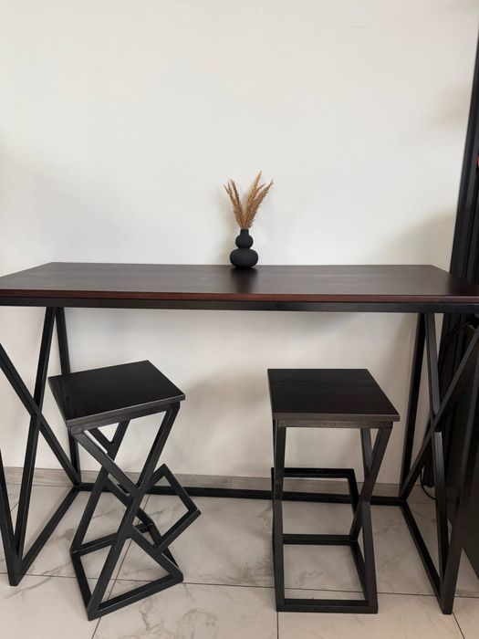 Стіл та стільчики в кавʼярню