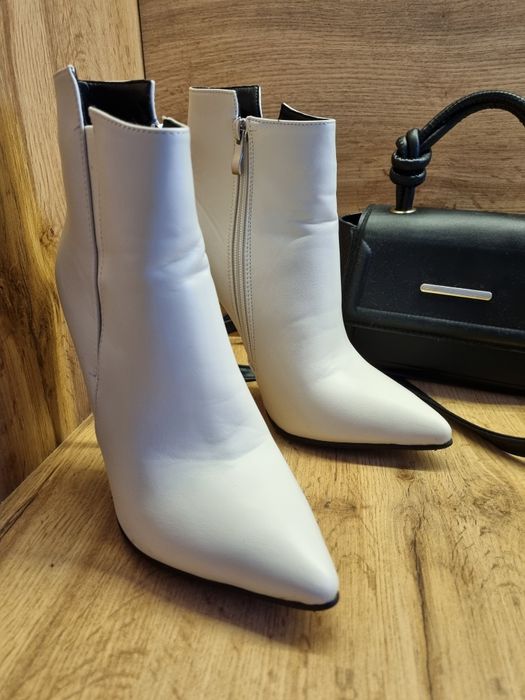 Ботильйони молочного кольору