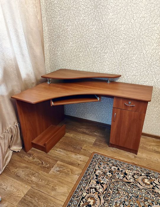 Компьютерный стол угловой с тумбой, полкой и выдвижной нишей – в отличном состоянии