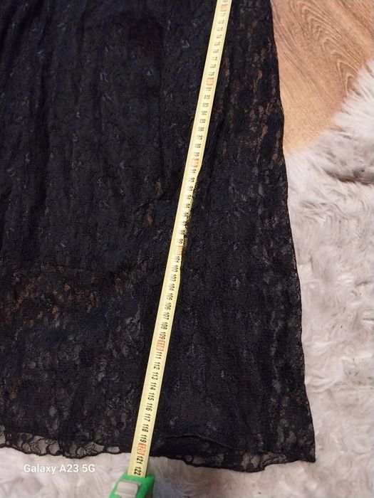 Elegancka sukienka z koronki w czarnym kolorze S/M