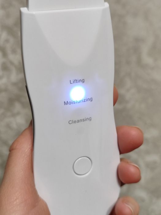 Ультразвуковий скрабер для чистки обличчя.