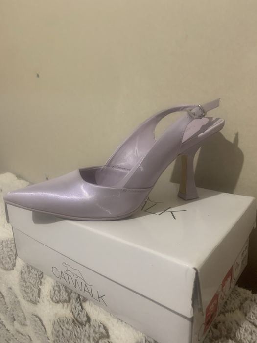 В продажі туфлі та босоніжки