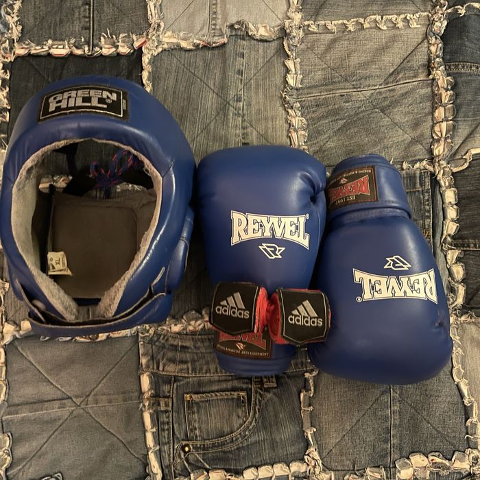 боксерські рукавиці , бинти , шолом