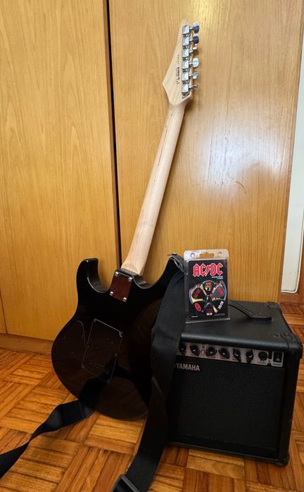 Guitarra elétrica Yamaha ERG 121C+ amplificador