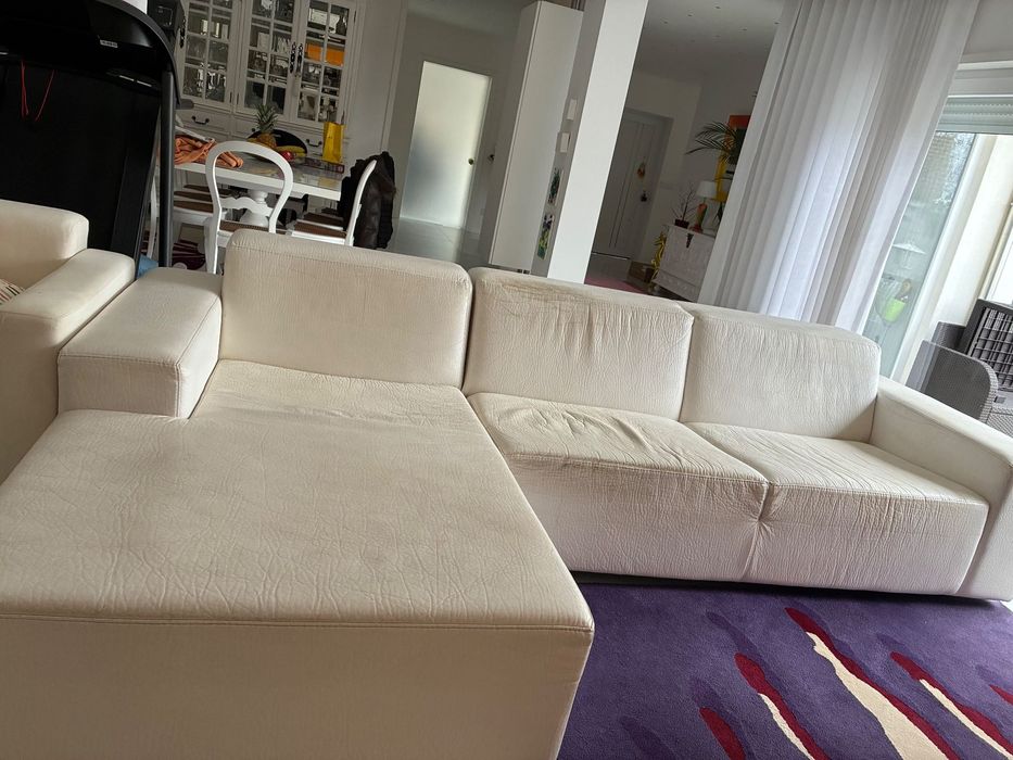 Sofá em pele branco
